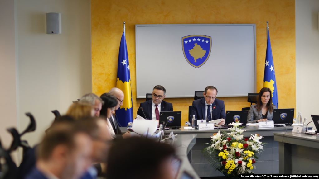 Hoti mbledh në mëngjes qeverinë, para takimit me Grenellin