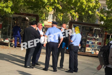 Qytetarët i dënojnë me nga 35 euro, por policët ia shtrijnë muhabetit me zyrtarin e PDK-së që nuk kishte maskë