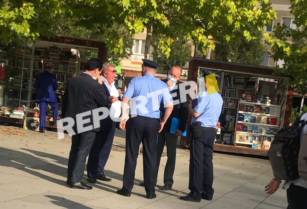 Qytetarët i dënojnë me nga 35 euro, por policët ia shtrijnë muhabetit me zyrtarin e PDK-së që nuk kishte maskë