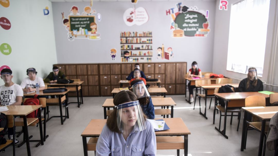 Ministri i Arsimit tregon se si vepron shkolla nëse një mësimdhënës infektohet me COVID-19