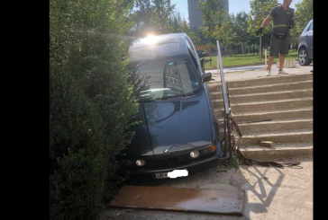 Humb kontrollin mbi veturën, përfundon te shkallët e banesës