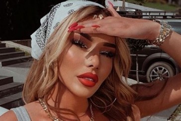 Tayna ekspozon këmbët dhe gjoksin, ju lë pa frymë