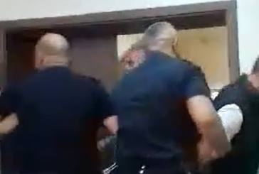 Gjykimi për vrasjen e rëndë në Suharekë, i akuzuari largohet nga salla e gjykimit pasi e fyen dhe tenton ta sulmojë dëshmitarin