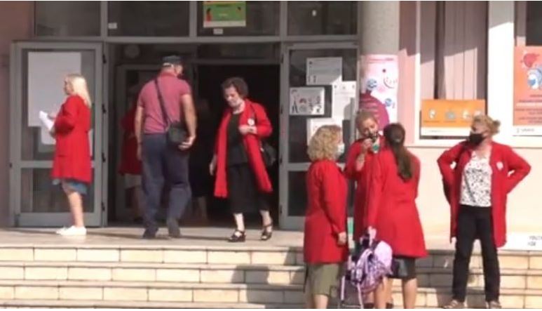 Pesë mësimdhënëse në Prizren rezultojnë pozitive me koronavirus