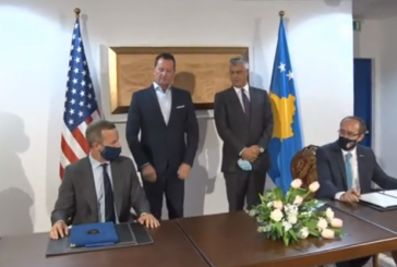 Momenti i nënshkrimit të marrëveshjes pas takimit Hoti – Grenell (Foto)
