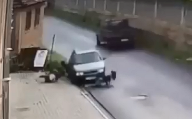 Pamje tronditëse kur vetura godet tre këmbësorë në Prizren (VIDEO)
