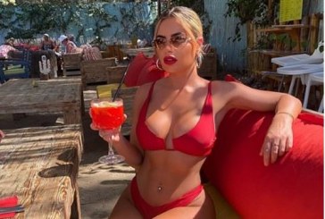 Megan shfaqet seksi në bikini të kuqe