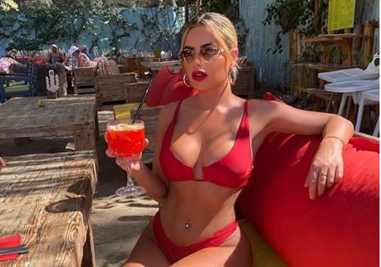 Megan shfaqet seksi në bikini të kuqe