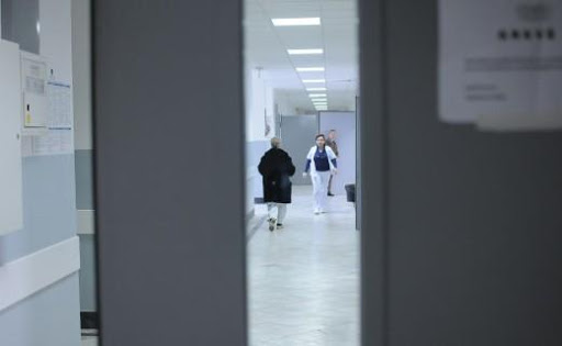 Operohet infermieri që u ther me thikë në QKUK, kjo është gjendja e tij