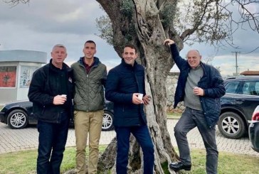 Tre gjeneralët, Haradinaj, Selimi e Çeku fotografohen tek ulliri qindravjeçar në Gllogjan