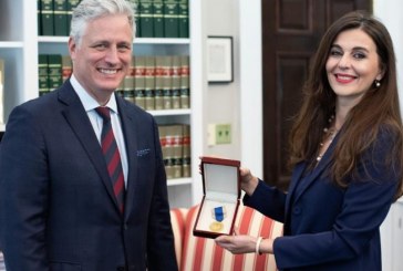 Ambasadorja Çitaku dorëzon medaljen e “Urdhrit të Lirisë” në Shtëpinë e Bardhë