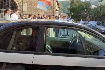 Serbët këndojnë këngë provokuese në Prizren, brohorasin “Kosova është Serbi”