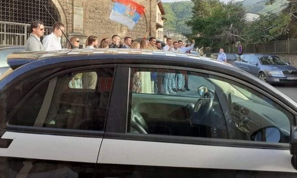 Serbët këndojnë këngë provokuese në Prizren, brohorasin “Kosova është Serbi”