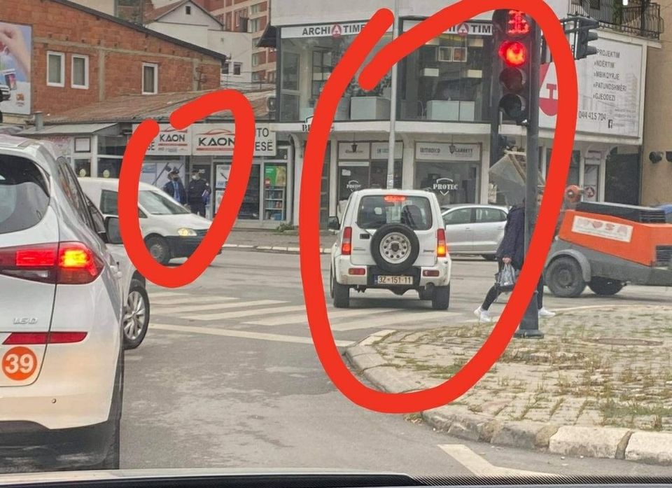 Zyrtarit me “3Z” s’i bëhet vonë për policinë, para tyre hyn në të kuqen e semaforit