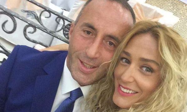 Anita publikon momentin intim dhe super romantik me Ramush Haradinajn