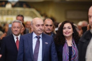 Vjosa Osmani lavdëron ministrin e qeverisë Hoti: E kemi ministër për qejfi!