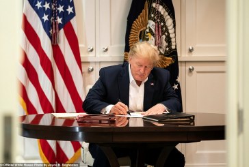 Publikohen foto të presidentit Trump duke punuar nga spitali