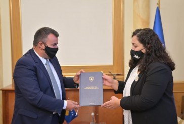 Osmani pret në takim Avokatin e Popullit, ia dhuron Kushtetutën