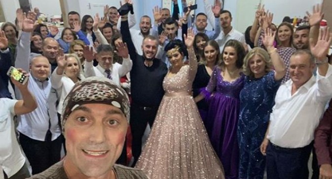 Aktori kosovar publikon foto nga një dasmë: Ministër na fal, por për idare e kemi