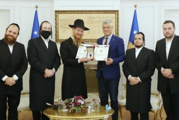 Thaçi dekoron rabinin e Shqipërisë me titullin “Ambasador i Nderit i Republikës së Kosovës”