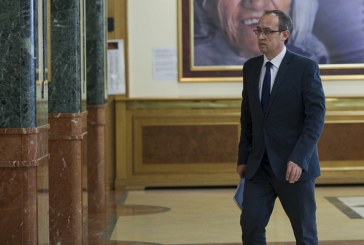 Deputetet e VV-së e bëjnë Hotin ta lëshoj sallën