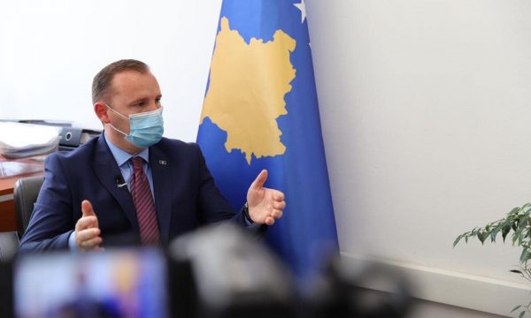 Ministri Zemaj nuk e përjashton krejtësisht mbylljen në rast se rriten rastet me coronavirus