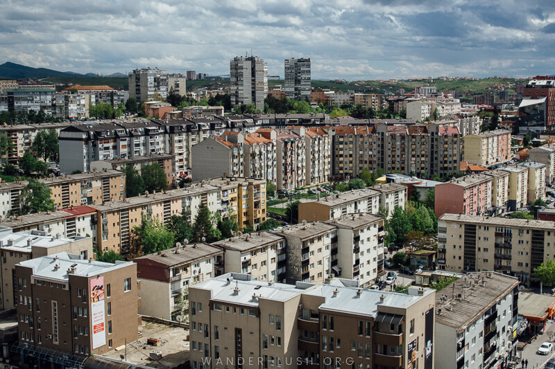 E tmerrshme: Gruaja shtatzënë sulmohet nga qentë endacakë në Prishtinë