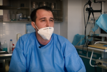 Rrëfimi i mjekut për një rast të ndjeshëm: Babai 83 vjeç shpëtoi, ndërkaq i biri i tij 42 vjeçar vdiq nga COVID19
