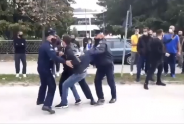 Protesta e prindërve: Tensionohet situata në Kamenicë, intervenon Policia