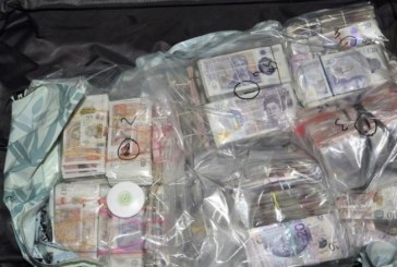 U nis për në Dubai me pesë valixhe plotë me para, britanikja arrestohet në Heathrow për shpëlarje parash