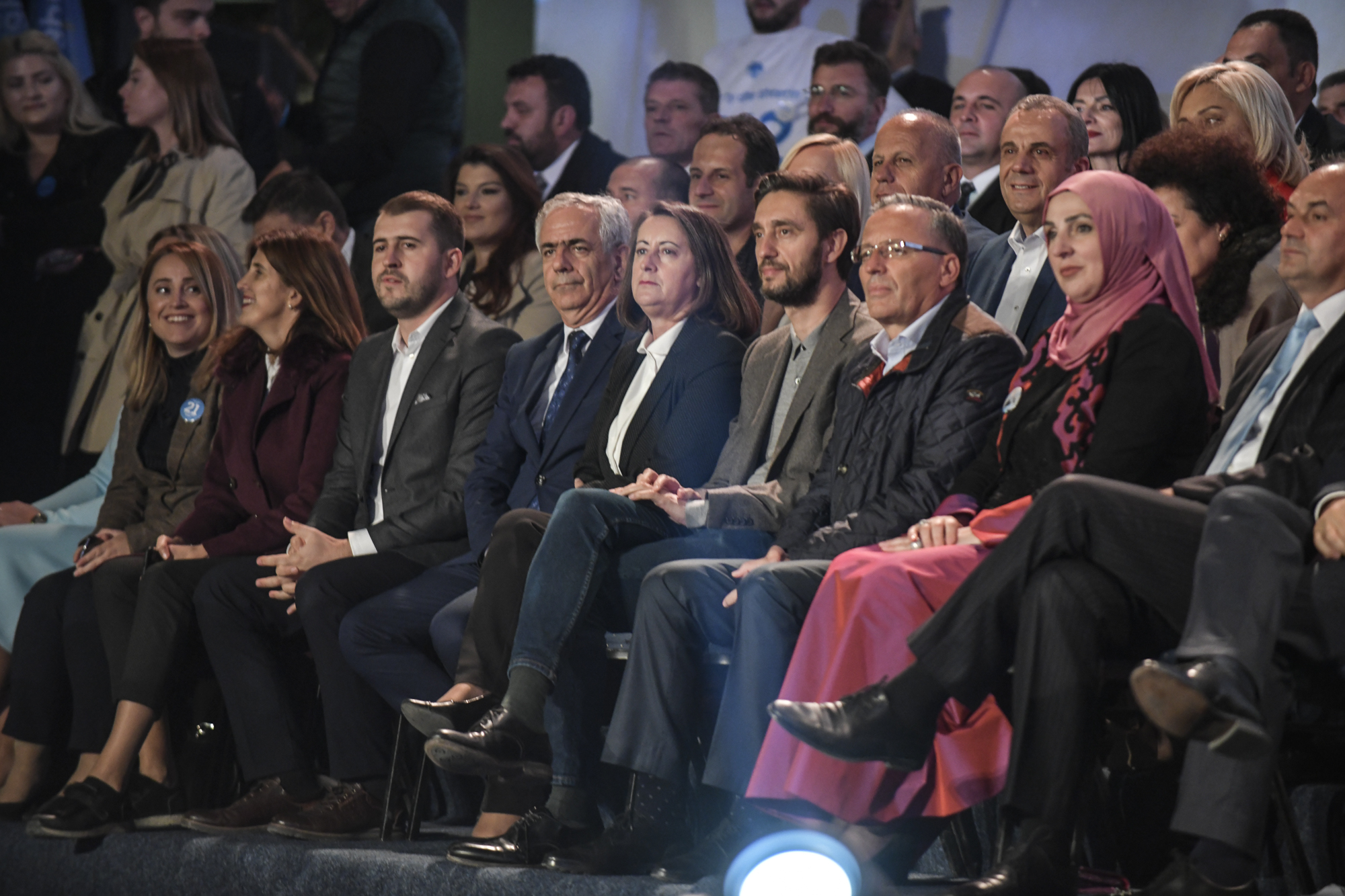Deputetët i kërkojnë Bujar Dugollit të publikoj emrat e personave që e kanë kërcënuar