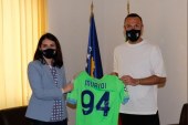 Vedat Muriqi viziton ambasadoren e Kosovës në Itali, i dhuron fanellën e debutimit në CL
