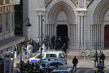 Sulmuesi që ia preu gruas kokën dhe vrau 2 persona në kishën “Notre Dame”, thërriti “Allahu Akbar”