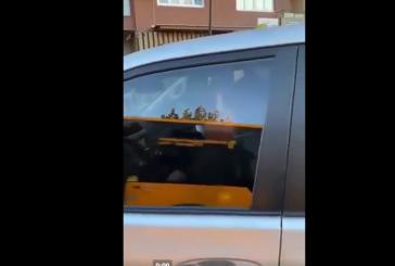 Sjellja skandaloze e zyrtarit policor, ia tregon gishtin e mesit qytetarit që për pak sa nuk e goditi me veturë