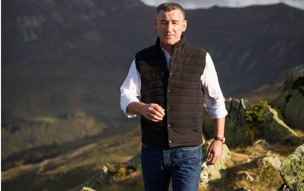 Kadri Veseli ngjitet në bjeshkë, kujton kohën kur kalonte këto shtigje me shokët e luftës