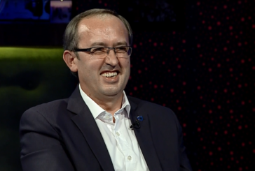 Çka nëse je në plazh me familje dhe në çadrën tjetër është Albini? Kështu përgjigjet Hoti