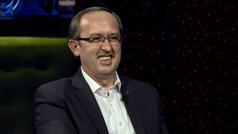 Çka nëse je në plazh me familje dhe në çadrën tjetër është Albini? Kështu përgjigjet Hoti