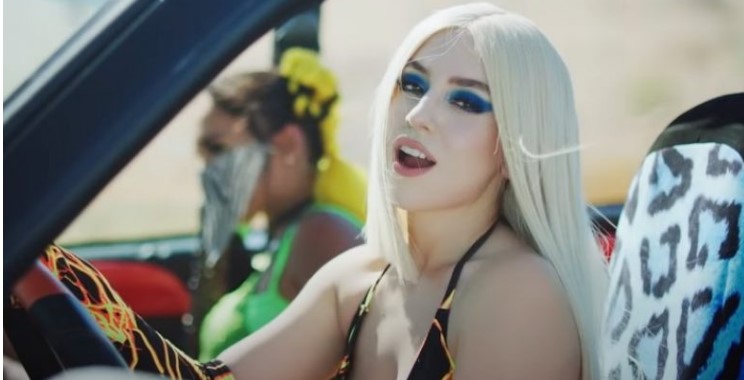 Ava Max publikon klipin e këngës “OMG What’s Happening”