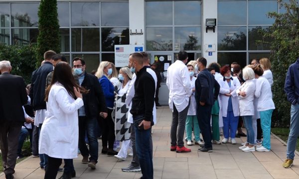 Premtimi 300 euro shtesë për “heronjtë” nuk u përmbush, protestojnë të martën