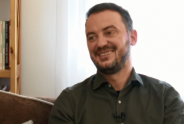 “E zbulon” Dardan Molliqaj: Jetoj në banesë të gruas, jemi shumë rehat