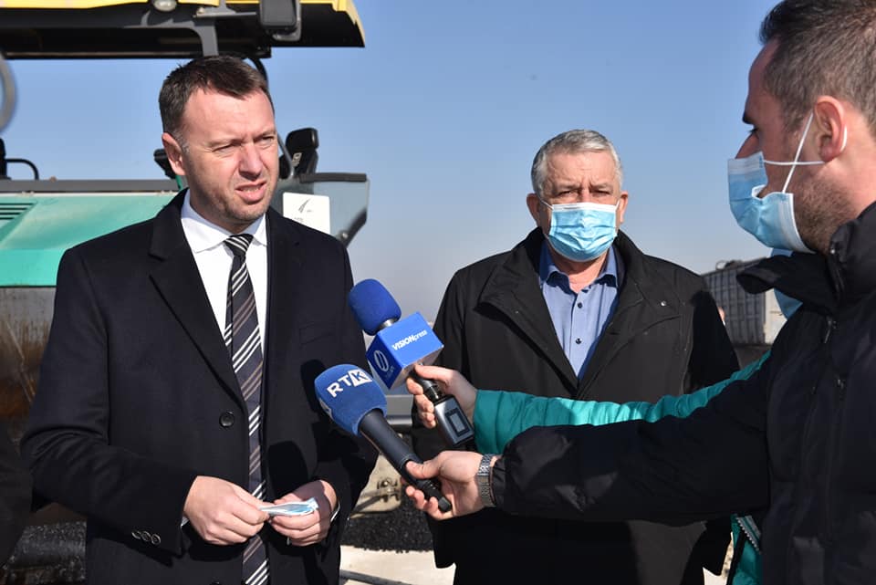 Ministri Abrashi i infektuar me COVID-19 shkon në Podujevë për të bërë fushatë