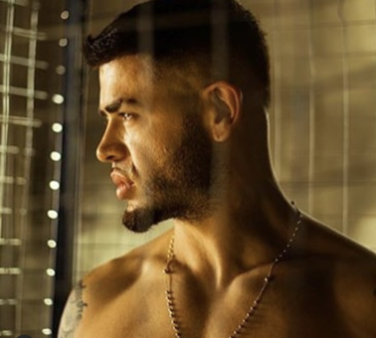 Noizy kryeson top-listat britanike me këngën e re