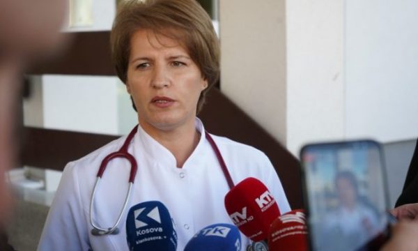 Drejtoresha e Klinikës Infektive thirrje qytetarëve: Stafi mjekësor është i lodhur, respektoni masat