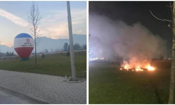 Digjet baloni i vendosur në hyrje të Pejës u tha se kishte ngjyra te flamurit Jugosllav