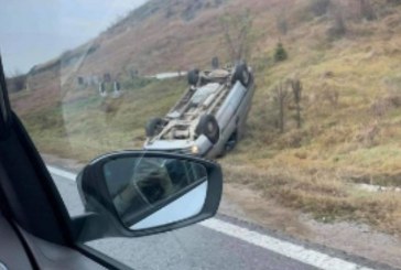 Aksidentohet një veturë në rrugën Prishtinë-Podujevë