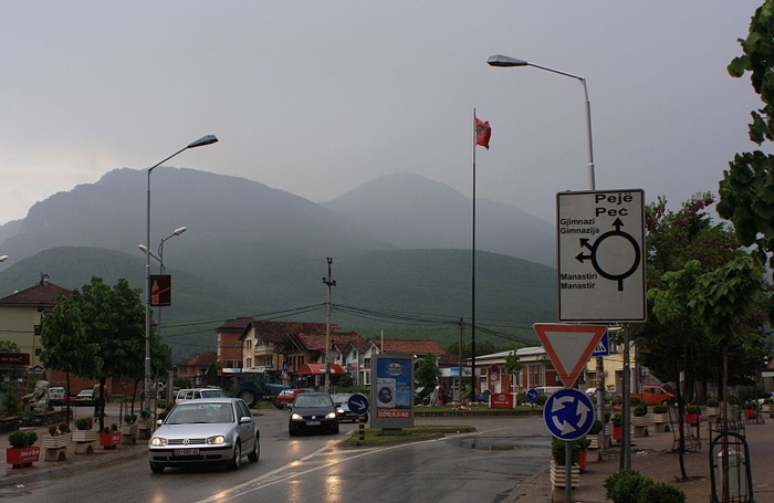 Përleshje me thika në mes 5 përsonave në Deçan