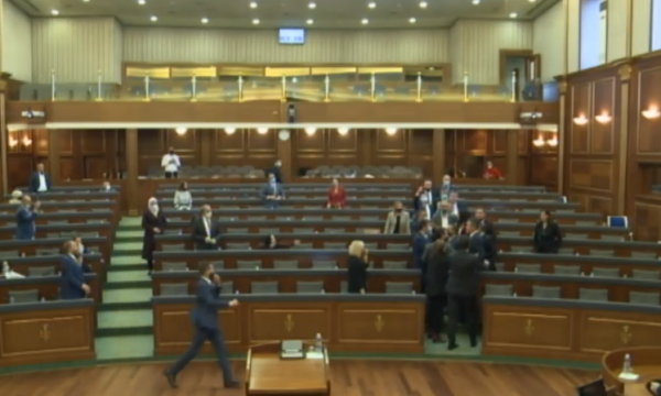 Kërset boksi në mes deputetëve të LDK-së dhe VV-së në Kuvend