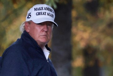 Donald Trump po luante golf kur e mësoj humbjen