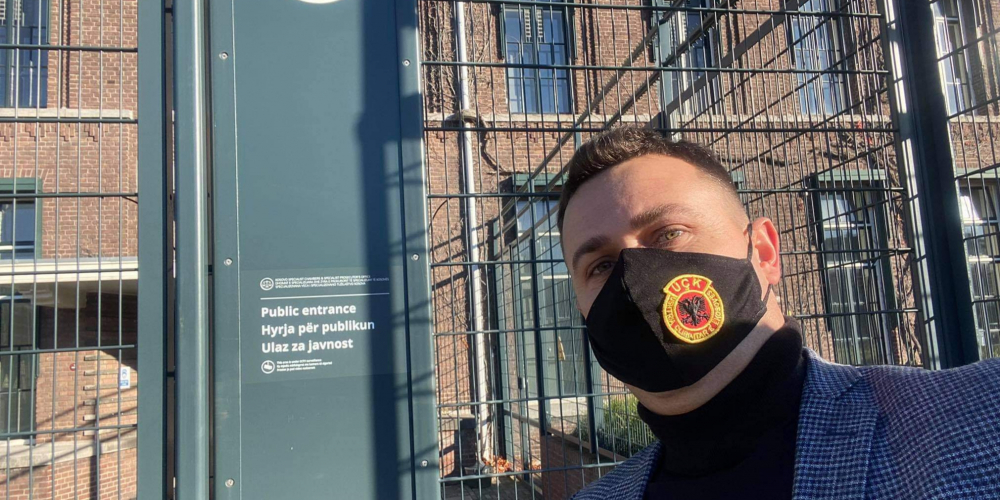 Mërgimtari pengohet nga sigurimi i Speciales të protestojë me logo të UÇK-së