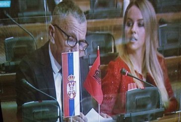 Shaip Kamberi tmerron serbët, ua vendos flamurin kuq e zi në Kuvend